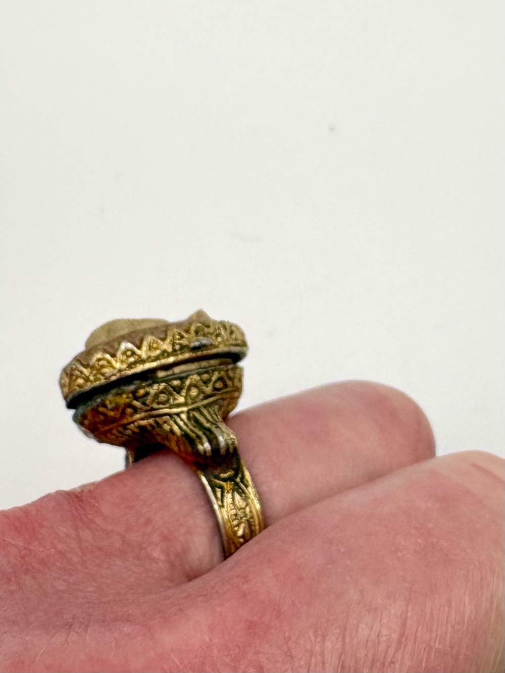 Vintage 1950s Cameo Solid Perfume Holder Ring Adjustable Gold Tone Victorian - Picture 11 of 13